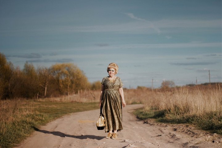 Пожилая украинка из Бердичева стала звездой своего города: ее экстравагантность поражает